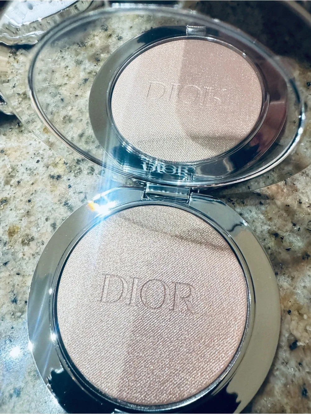 Christian Dior Daisy Embellished Round - Picture 2 of 6